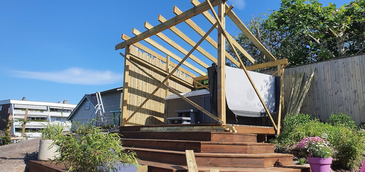 Indbygget pergola med amfiteaterterrasse